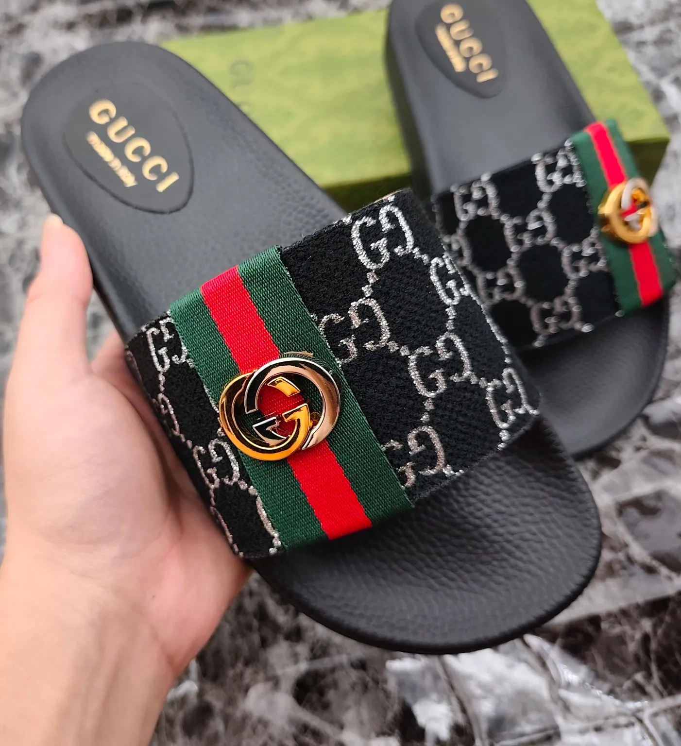 👟👟Ex-factory price 260👟👟 (available all year round), same style for men and women, size 35--48. Couple style🎗Louis Vuitton "LV" slippers, a much-anticipated one, so beautiful that it will melt your hearts❤! It is simply a masterpiece of extraordinary craftsmanship. It is a must-have for everyone. It is made by open mold. It feels Q-bounce and super soft on the feet. It is super delicate on the feet. It is an exclusive model. There are many layouts, so there is always one you like🎉🎉